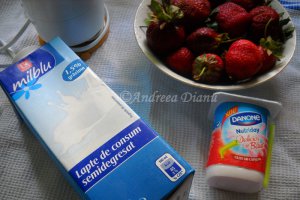 Smoothie de capsuni cu iaurt