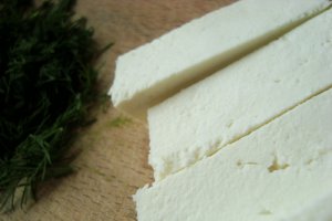 Cartofi noi cu mazare in sos de ricotta si marar