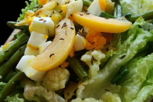 Salata calda de conopida si fasole verde cu chimen