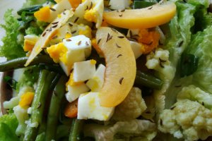 Salata calda de conopida si fasole verde cu chimen