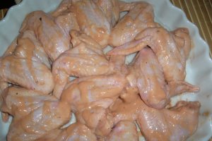 Aripioare de pui marinate in sos roz