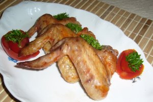 Aripioare de pui marinate in sos roz