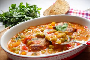 Mancare de mazare cu carne de porc