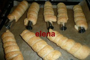 Rulouri din foietaj umplute cu crema