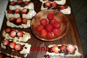 Rulouri din foietaj umplute cu crema