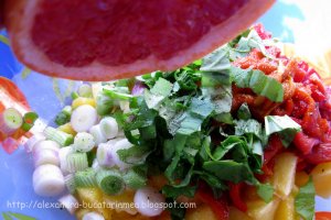 Salată de piersici cu ardei copţi