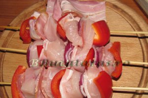 Frigarui de pui cu salata si vinegreta de zmeura