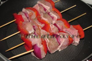 Frigarui de pui cu salata si vinegreta de zmeura