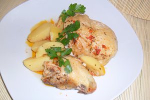 Pui cu cartofi la vas de yena