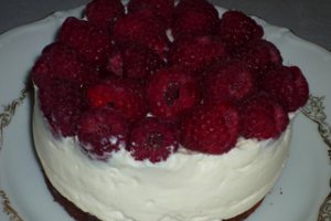 Prajitura delicioasa cu zmeura si sos de capsuni