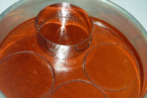 Prajitura delicioasa cu zmeura si sos de capsuni