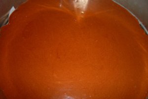 Prajitura delicioasa cu zmeura si sos de capsuni