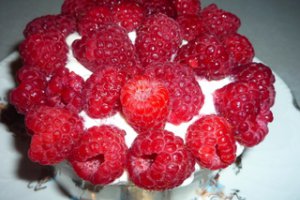 Prajitura delicioasa cu zmeura si sos de capsuni