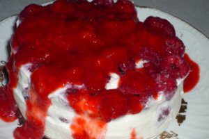 Prajitura delicioasa cu zmeura si sos de capsuni