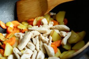 Pui cu curry si caju