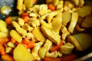 Pui cu curry si caju