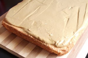 Prajitura cu ness si bezea caramel