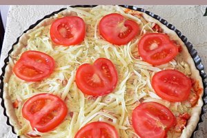 Tarta cu piept de pui si rosii