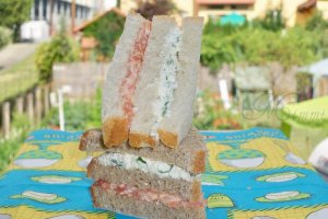 Sandwich cu somon fumee si branza