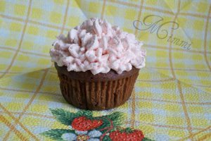 Muffins cu ciocolata si spuma de capsuni