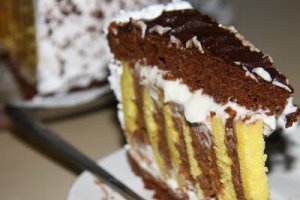 Tort cu spuma de vanilie si crema ganache