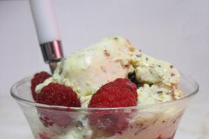 Îngheţată de vanilie cu zmeură şi caramel