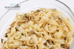 Tagliatelle cu ceapa caramelizata si mustar