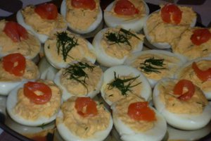 Oua umplute cu crema de somon afumat si branza