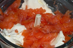 Oua umplute cu crema de somon afumat si branza