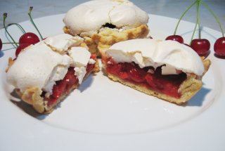 Tarte cu vişine şi bezea