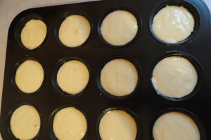 Briose din albusuri cu dulceata de visine