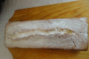 Briose din albusuri cu dulceata de visine