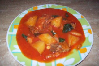 Carne de ied cu suc de rosii