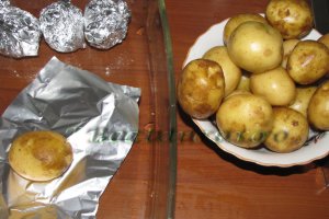 Cartofi noi copti si sparanghel cu usturoi