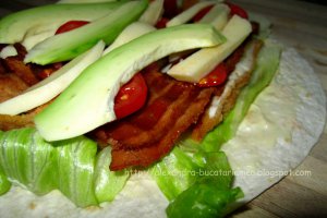B.L.T. Wrap cu pui şi avocado