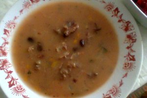 Iahnie de fasole boabe cu carne afumata