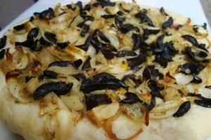 Focaccia cu ceapa si masline
