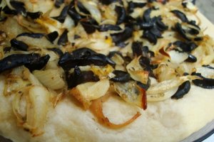 Focaccia cu ceapa si masline