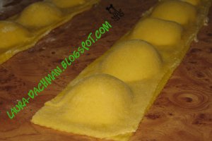 Ravioli cu piept de pui, rosii si ceapa verde in sos de unt