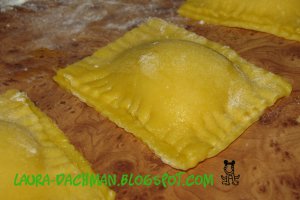 Ravioli cu piept de pui, rosii si ceapa verde in sos de unt