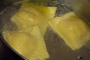 Ravioli cu piept de pui, rosii si ceapa verde in sos de unt