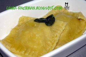 Ravioli cu piept de pui, rosii si ceapa verde in sos de unt