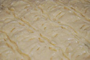 Prajitura cu pere, stafide si crema de gris