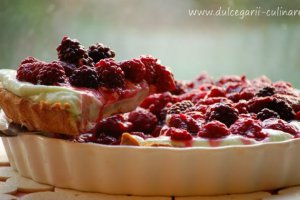 Tarta cu mascarpone, mure, zmeura si aroma de menta