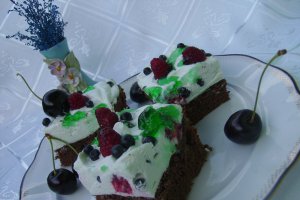 Deliciu cu fructe şi mentă