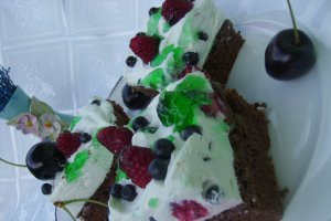 Deliciu cu fructe şi mentă