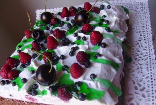 Deliciu cu fructe şi mentă
