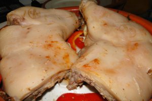 Purcelus de lapte la cuptor,cu garnitura din legume si ciuperci