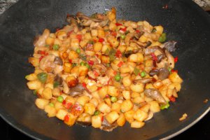 Purcelus de lapte la cuptor,cu garnitura din legume si ciuperci