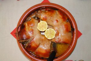 Purcelus de lapte la cuptor,cu garnitura din legume si ciuperci